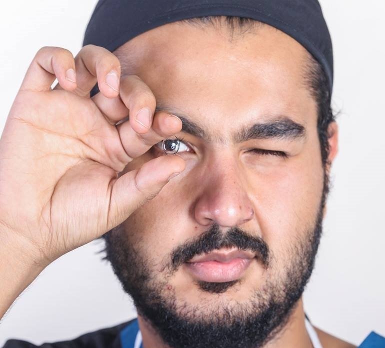 العدسات اللاصقه